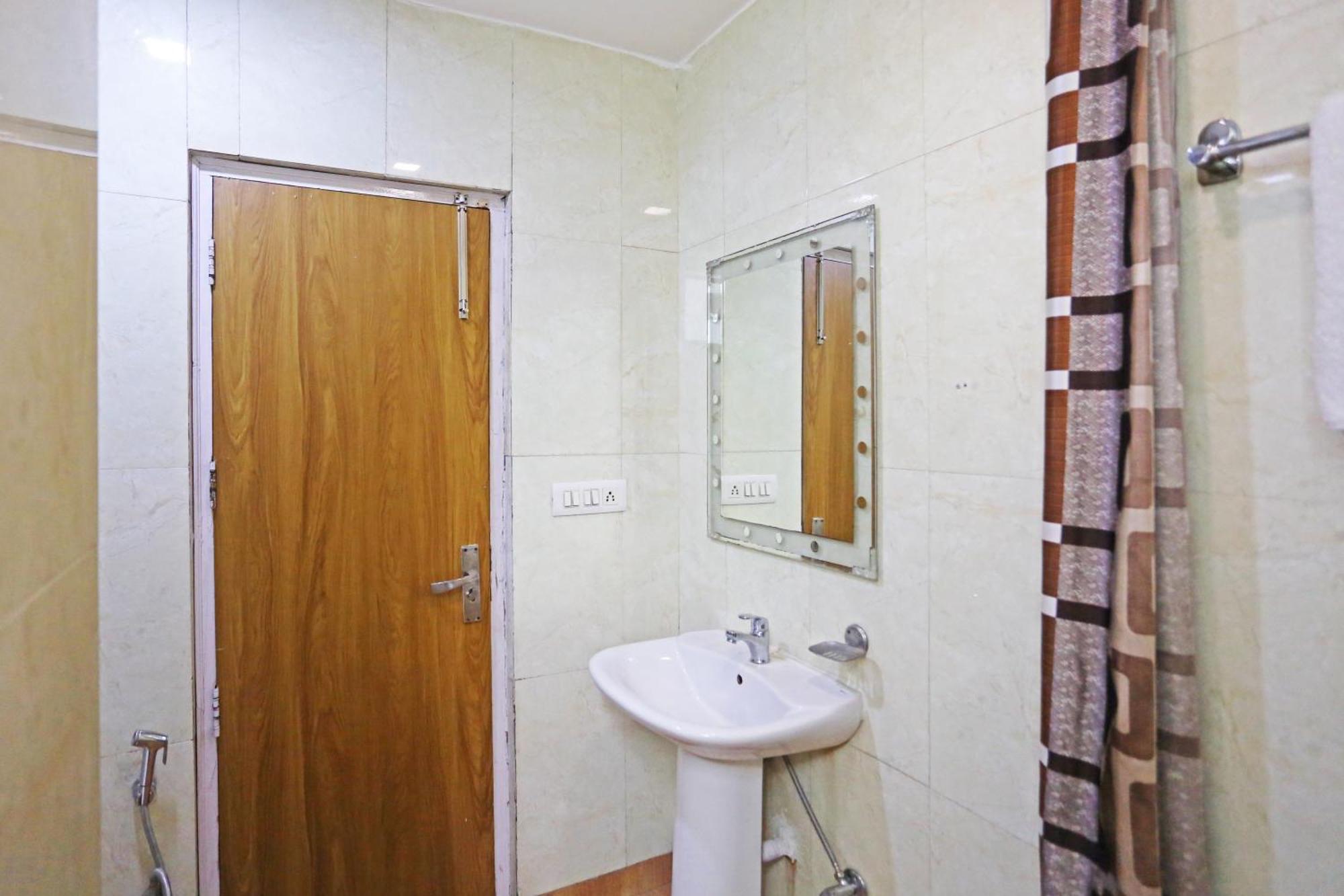 Hotel Preet Palace -5 Mints Walk From Nizamuddin Railway Station New Delhi Extérieur photo
